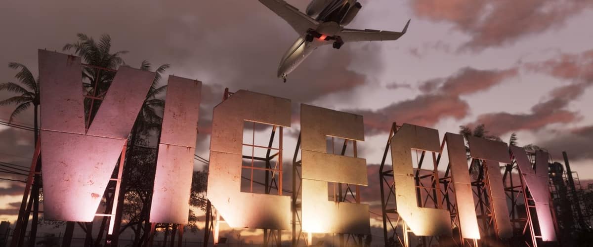 Un jet survole à basse altitude les grandes lettres « Vice City » au coucher du soleil dans GTA 6