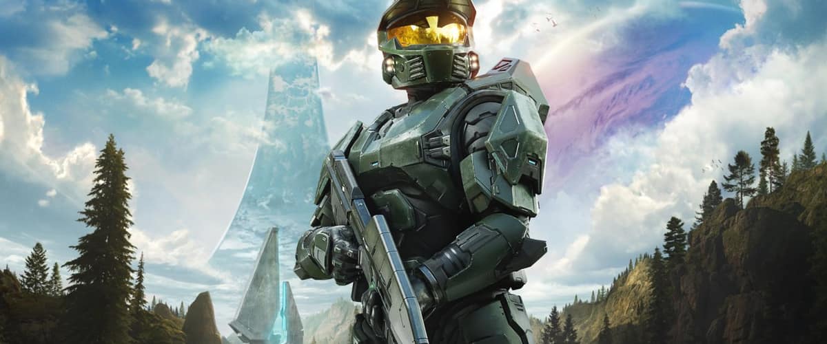 Le Master Chief, fusil en main, devant une forêt de montagne et l'anneau de Halo qui s'élève dans le ciel, visuel de Halo: Campaign Evolved