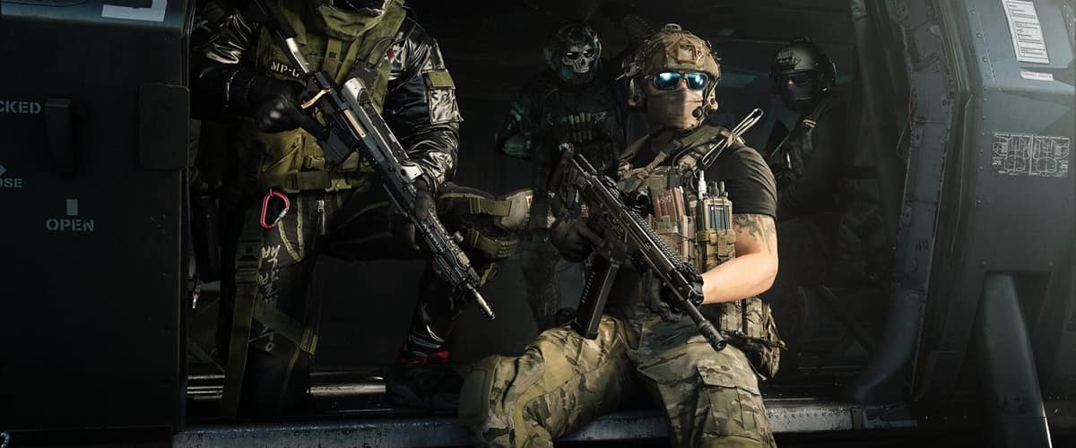 Une escouade de soldats lourdement équipés assise à la porte ouverte d'un hélicoptère dans Call of Duty: Modern Warfare 4