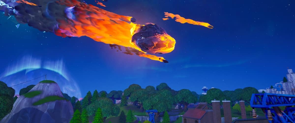Une météorite enflammée traverse le ciel nocturne au-dessus de l'île de Fortnite OG