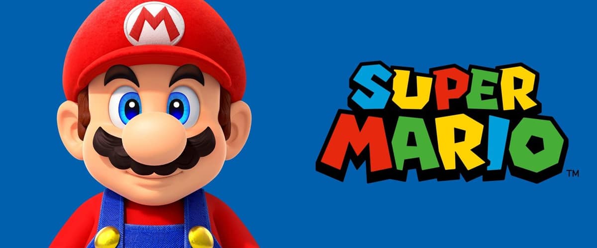 Mario, en salopette bleue et casquette rouge, à côté du logo Super Mario sur fond bleu