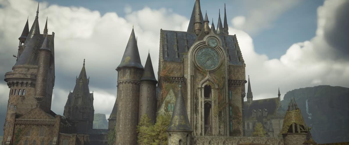 Les tours et la grande verrière du château de Poudlard sous un ciel nuageux, dans Hogwarts Legacy