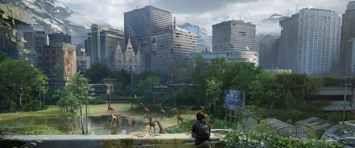 Ellie, de dos, contemple un troupeau de girafes dans les ruines envahies par la végétation de Salt Lake City, dans The Last of Us Part I
