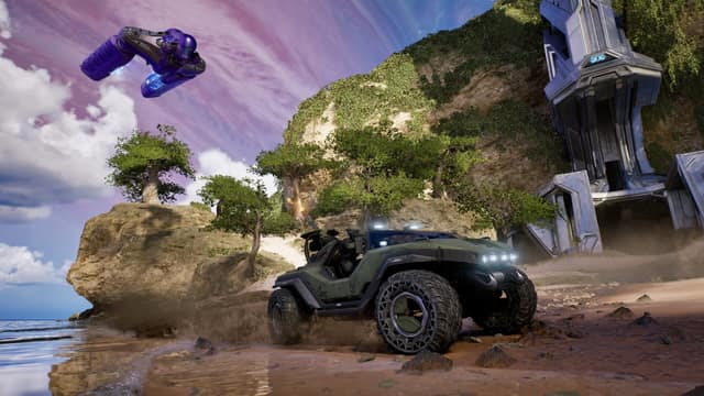 Un véhicule tout-terrain roule sur une plage au pied d'une falaise boisée, un vaisseau extraterrestre dans le ciel, dans Halo: Campaign Evolved