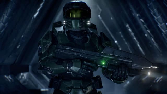 Le Master Chief, fusil d'assaut en main, dans un couloir sombre dans Halo: Campaign Evolved