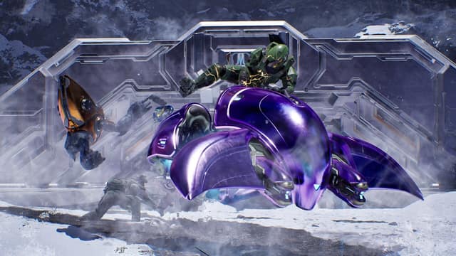 Le Master Chief bondit sur un véhicule extraterrestre violet dans un décor enneigé dans Halo: Campaign Evolved