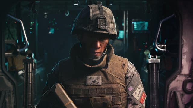 Un jeune soldat sud-coréen casqué, écusson du drapeau de la Corée du Sud sur le gilet, dans un véhicule dans Call of Duty: Modern Warfare 4