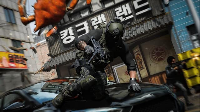 Un soldat bondit par-dessus le capot d'une voiture dans une rue commerçante aux enseignes coréennes dans Call of Duty: Modern Warfare 4