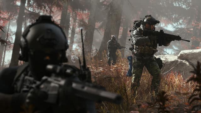 Des soldats en tenue de camouflage progressent arme levée dans une forêt aux feuillages rouges dans Call of Duty: Modern Warfare 4