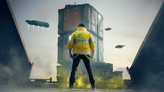 Un mercenaire en veste jaune, de dos, face à une tour géante survolée par des véhicules volants