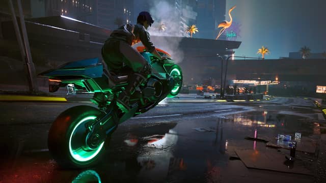 Un motard sur une moto aux roues lumineuses vertes, de nuit, sur une route mouillée