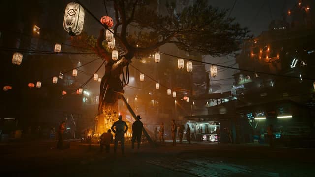 Un marché nocturne sous un grand arbre décoré de lanternes, dans Phantom Liberty