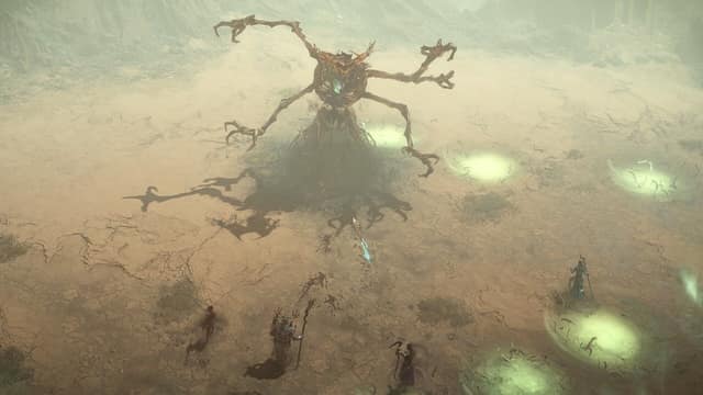 Une gigantesque créature végétale aux longs bras domine une plaine brumeuse où avancent des héros dans Diablo IV