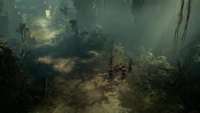 Un petit groupe de personnages traverse une jungle dense et brumeuse dans Diablo IV: Vessel of Hatred