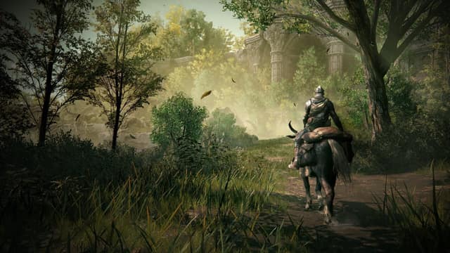 Un cavalier avance sur un chemin forestier verdoyant, dans Shadow of the Erdtree