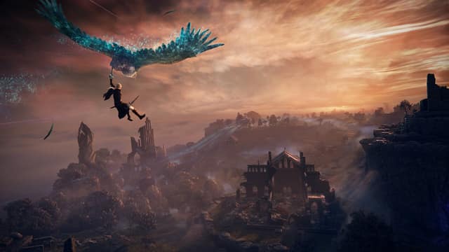Un grand oiseau aux plumes bleues transporte un personnage au-dessus d'un paysage au crépuscule, dans Elden Ring Nightreign