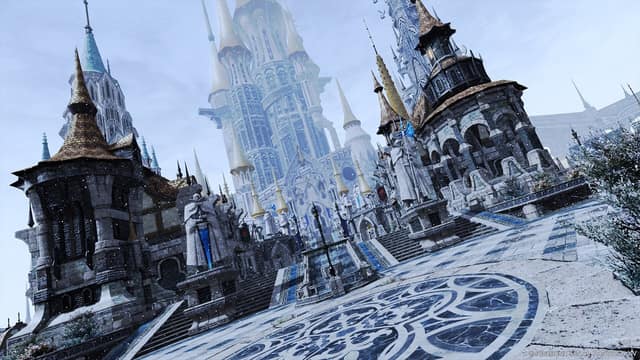 Une cité gothique enneigée aux flèches bleutées dans Final Fantasy XIV Online