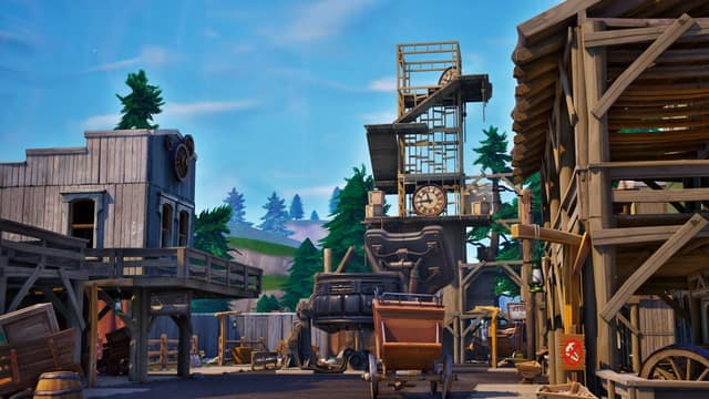 Bâtiments en bois, wagonnet et tour d'horloge d'un village minier sur l'île de Fortnite OG