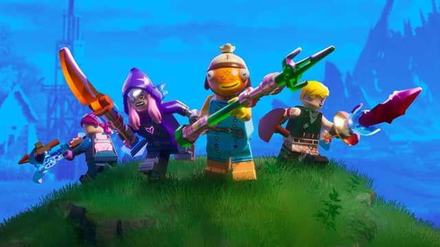 Quatre figurines LEGO de personnages de Fortnite, armes en main, au sommet d'une colline