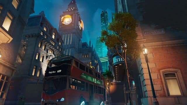 Une rue de King's Row la nuit : bus à impériale, horloge et réverbères, dans Overwatch