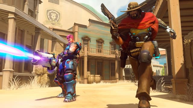Cassidy et Zarya passent à l'attaque dans une rue de western dans Overwatch