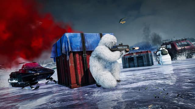 Un joueur en costume d'ours blanc tire à l'abri d'une caisse de largage, sur une étendue gelée