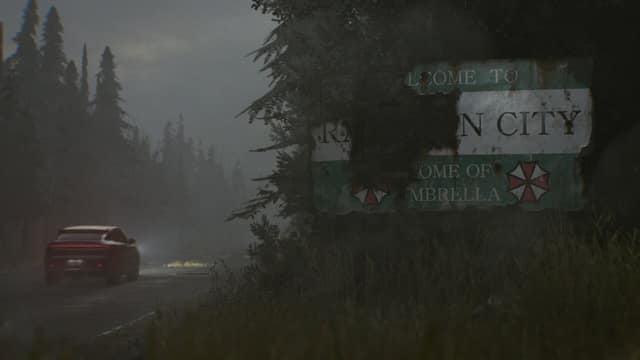 Une voiture passe dans la brume devant un panneau délabré « Welcome to Raccoon City, home of Umbrella » dans Resident Evil Requiem