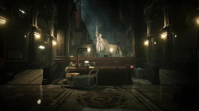 Le hall du commissariat de Raccoon City, sa statue et son accueil, plongés dans la pénombre, dans Resident Evil 2