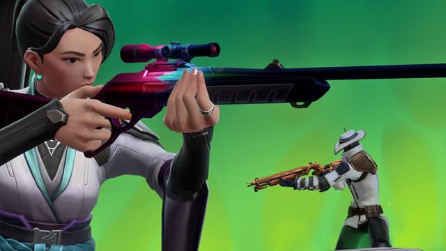 Une agente vise au fusil de précision tandis qu'un agent au chapeau blanc riposte, sur fond vert