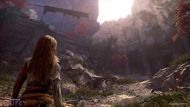 Faye, de dos, s'avance dans une vallée rocheuse lumineuse de l'au-delà des dieux