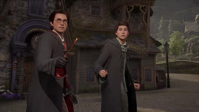 Deux élèves de Gryffondor et de Serpentard, baguette à la main, dans une rue de Pré-au-Lard
