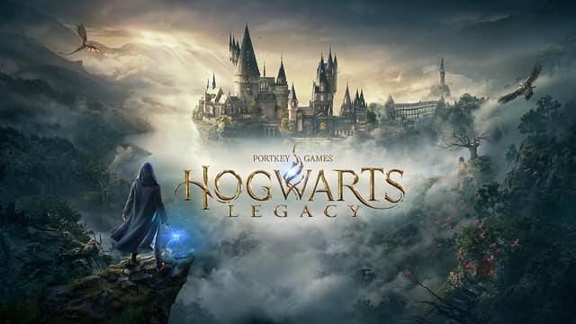 Visuel de Hogwarts Legacy : une silhouette encapuchonnée, baguette lumineuse, face au château de Poudlard dans la brume, sous le logo