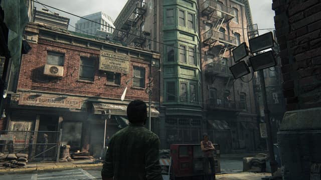 Joel dans une rue de briques de la zone de quarantaine de Boston, devant un centre de distribution des rations