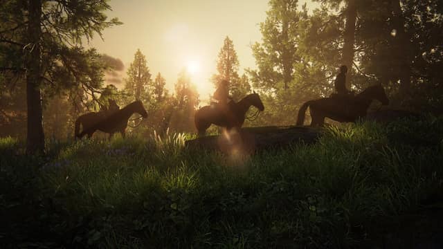 Silhouettes de trois cavaliers dans une forêt au coucher du soleil