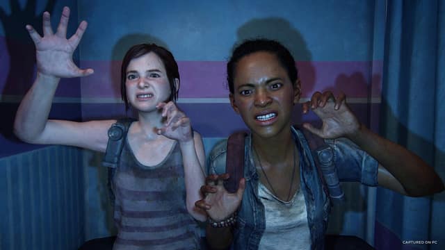 Ellie et Riley font des grimaces de monstres dans un photomaton