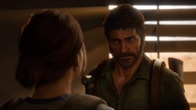 Ellie, de dos, face à Joel dans une pièce éclairée par des stores