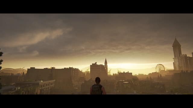 Ellie, de dos, regarde Seattle au coucher du soleil depuis un toit