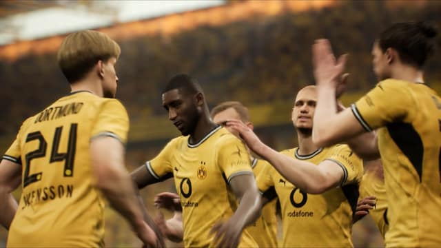 Des joueurs du Borussia Dortmund, en maillot jaune, se félicitent