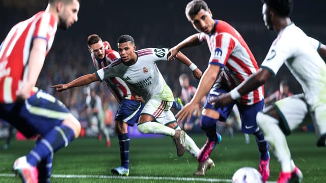 Des joueurs de l'Atlético de Madrid et du Real Madrid se disputent le ballon