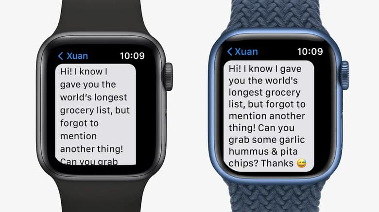 Deux Apple Watch Series 7 côte à côte affichant le même message, écrans comparés