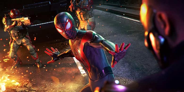 Marvel's Spider-Man Miles Morales : Miles esquive des tirs, mains chargées d'énergie bioélectrique