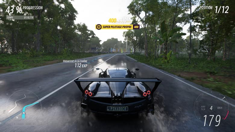 Forza Horizon 5 : une hypercar noire sous la pluie, avec le compteur à 179 km/h
