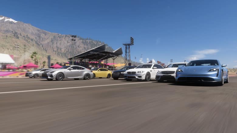 Forza Horizon 5 : une ligne de départ de voitures de sport devant les tribunes du festival