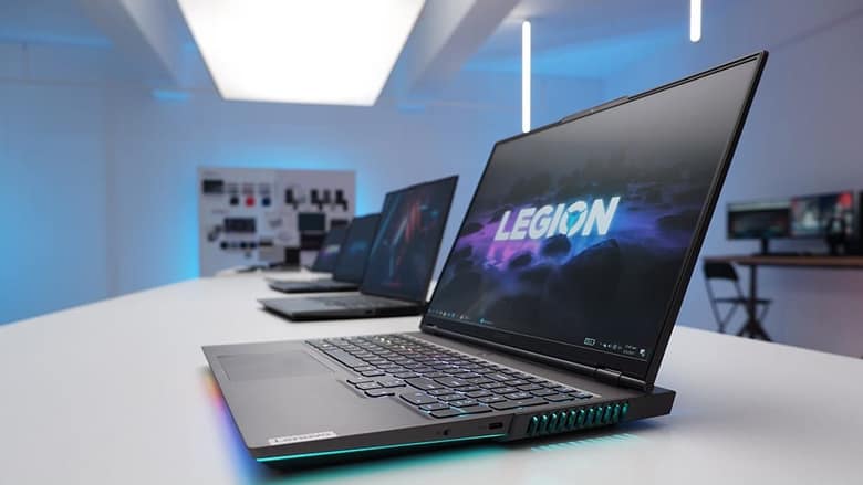 PC portable Lenovo Legion 5 ouvert sur un bureau, logo Legion à l'écran