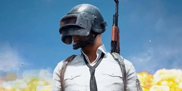 PUBG : un joueur casqué, fusil dans le dos, devant un champ jaune