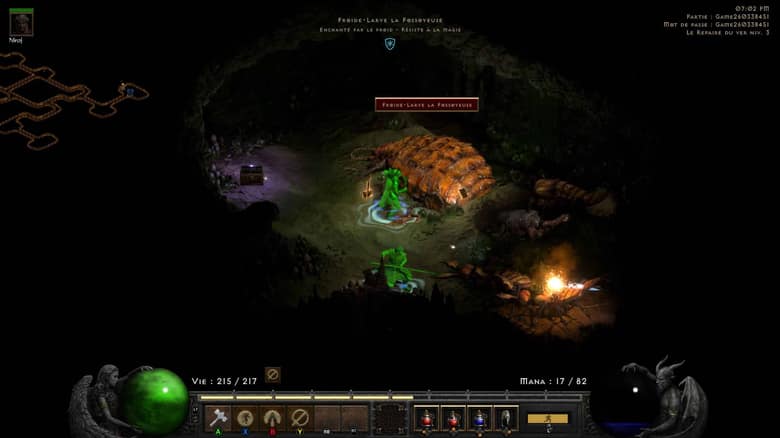 Diablo II Resurrected : un héros affronte des monstres dans un camp éclairé au feu
