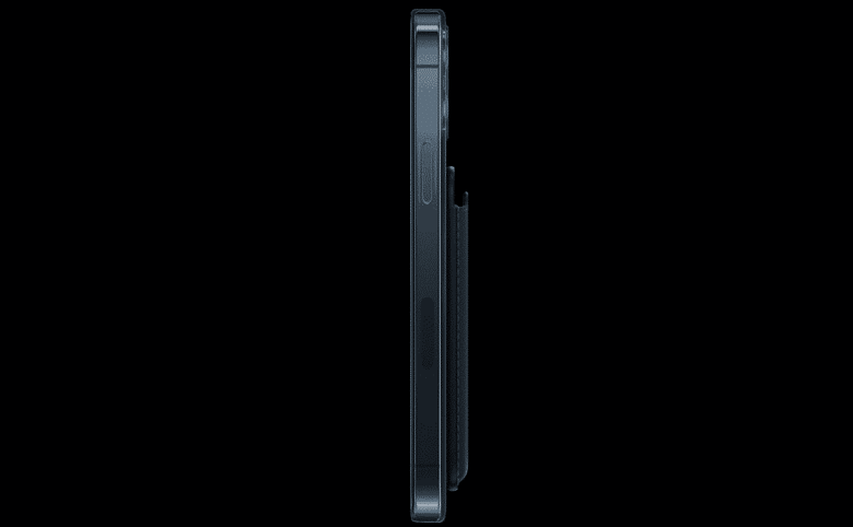Tranche de l'iPhone 12 Pro Max, montrant la finesse de son châssis en acier