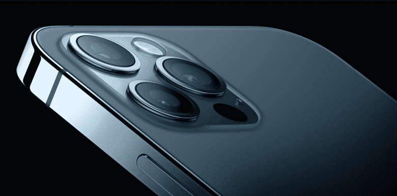 Dos de l'iPhone 12 Pro Max bleu pacifique et son bloc photo à trois objectifs