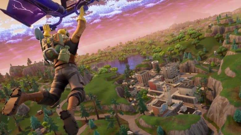 Fortnite : un joueur plane vers une ville au coucher du soleil