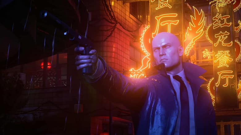 Hitman 3 : l'Agent 47 braque quelqu'un devant une devanture chinoise éclairée au néon